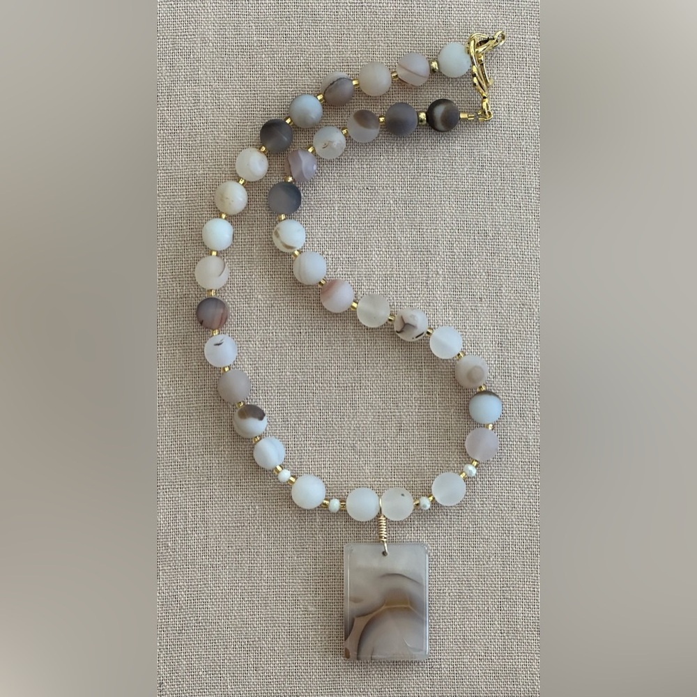 22 inch Matte Flower Agate bead necklace NWOT - Picture 2 of 15